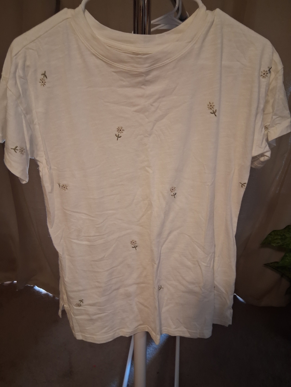 Cream Short-Sleeve Tee with Delicate Floral Embroidery